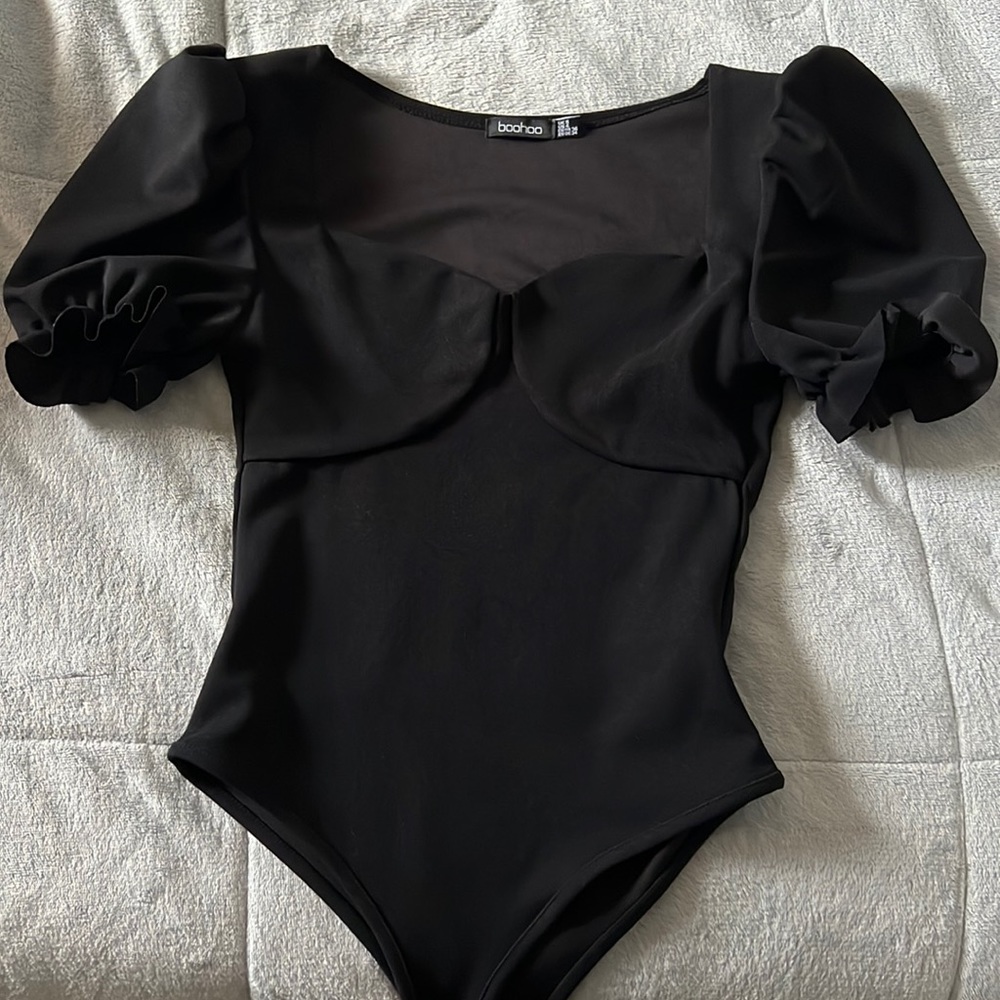 BooHoo black semi puffy shoulder bodysuit size US 4